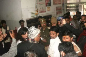 बाराबंकी: दुर्गंध से आठ छात्र-छात्राओं की हालत बिगड़ी, जिला चिकित्सालय में चल रहा इलाज, जांच में जुटी पुलिस