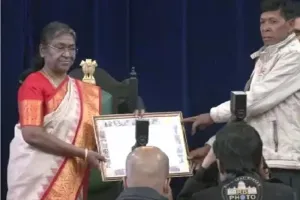 लखनऊ: बुक्सा जनजाति से राष्ट्रपति द्रौपदी मुर्मू ने की मुलाकात, वितरित किए जमीन के पट्टे 