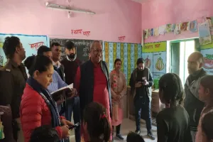 बहराइच: छात्रा से कविता सुनकर प्रभारी मंत्री ने दी शाबाशी, सीएचसी और प्राथमिक विद्यालय का किया निरीक्षण
