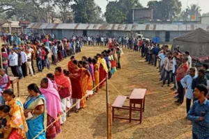 मेघालय: नदियां पार कीं, घंटों पैदल चले तब जाकर मतदान केंद्रों तक पहुंचे निर्वाचन अधिकारी