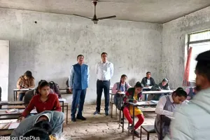 लखनऊ: यूपी बोर्ड 10वीं विज्ञान विषय की परीक्षा में सख्ती, JD और DIOS ने ग्रामीण क्षेत्र के केन्द्रों का किया निरीक्षण