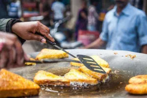 नैनीताल: न खाने की गुणवत्ता, न नियमों का पालन, खुले में बिक रही खाद्य सामग्री