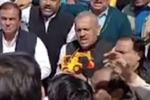 Kanpur Dehat जा रहे SP विधायकों को पुलिस ने भौती में रोका, धरने पर बैठे, बोलें- हत्यारे बुलडोजर की सरकार नहीं चलेगी