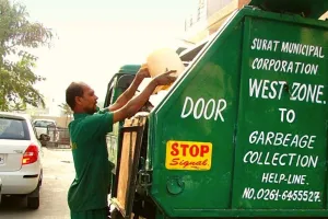 नैनीताल: डोर टू डोर कूड़ा नहीं उठने से नाराज होकर सभासदों ने ईओ को घेरा