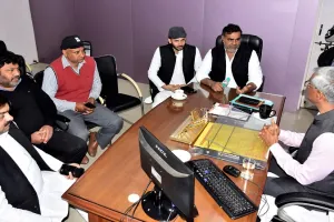 मुरादाबाद : कानून का फंदा कसते ही सहमे सपाई, डीएम-एसएसपी से मिले