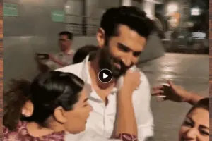 Video : Aditya Roy Kapur को जबरन Kiss करने की कोशिश, लोग बोले- अरे आंटी कंट्रोल