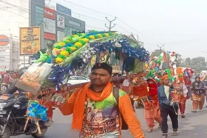 मुरादाबाद : हरिद्वार और ब्रजघाट से लौट रहे कांवड़िये लगा रहे हर हर महादेव के जयकारे