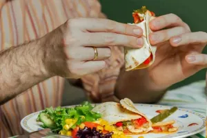 आपके खाने में मौजूद Bacteria 'कैंसर' के खिलाफ शरीर की Immunity को कर सकते हैं बाधित