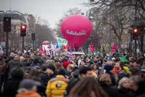 मैक्रों सरकार के पेंशन सुधारों के खिलाफ फ्रांस में बवाल जारी, 'मैक्रो हमारी पेंशन बंद करो!' के लगे नारे
