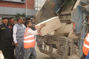 Kanpur Nagar Nigam प्रवर्तन दस्ते ने पकड़ी 970 किलो प्रतिबंधित प्लास्टिक, डेढ़ लाख रुपये वसूले