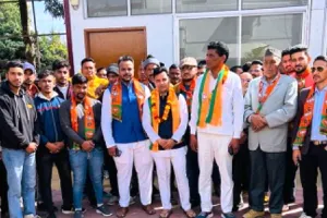 देहरादून: गंगोलीहाट के सैकड़ों कांग्रेस कार्यकर्ताओं ने छोड़ा 'हाथ' थामा 'कमल का फूल'