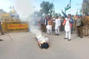 सिरसा में किसानों ने फूंका मुख्यमंत्री का पुतला 