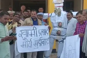 Unnao में युवाओं ने स्वामी प्रसाद मौर्य के पुतले को चप्पलों से पीटने के बाद नाले में बहाया, मुर्दाबाद के लगाए नारे
