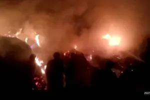 महराजगंज में दर्दनाक हादसा: घर में आग लगने से मां-बेटी की जलकर मौत, परिजनों ने लगाया हत्या का आरोप