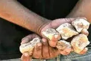 रामपुर : ग्राम समाज की दुकानों पर कब्जे को लेकर दो पक्ष भिड़े, पथराव