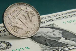 बजट के दिन रुपया दो पैसे की गिरावट के साथ 81.90 प्रति डॉलर पर 