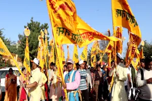 लखनऊ: भक्तों ने खाटू श्याम की निकाली सतरंगी ध्वजा शोभायात्रा, बाबा को अर्पित किया निशान