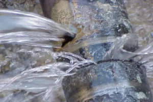 हल्द्वानी: डीएम के सामने धरने पर बैठे पार्षद, तब लीकेज मरम्मत को दौड़े अधिकारी