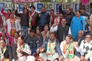 हल्द्वानी: एलआईसी दफ्तर के आगे गरजे कांग्रेसी, बोले हिंडनबर्ग रिसर्च रिपोर्ट की विस्तार से की जाए जांच