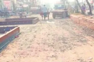 बरेली : ठेकेदारों-अफसरों के बीच मामला न पट जाए... तब तक उखड़ी सड़कों पर ठोकरें खाइए