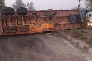 मेरठ: हाइवे पर पलटा कोयले से भरा ट्रक, दो घंटे जाम