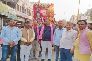 अयोध्या: गाजे-बाजे के साथ शिवभक्तों ने निकाली शोभायात्रा 