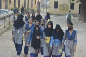 UP Board Exam: बच्चे दे रहे थे परीक्षा, केन्द्र व्यवस्थापक चला रहे थे स्मार्ट फोन, हटाए गए