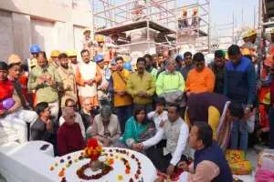 अयोध्या : राम मंदिर के गर्भगृह की चौखट का हुआ पूजन, डीएम पत्नी संग बने यजमान 