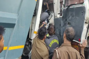 लखनऊ : कानपुर नेशनल हाईवे पर डंपर और कंटेनर की भिड़ंत, ड्राइवर की जलकर मौत