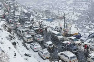 कश्मीर में ताजा बर्फबारी से हवाई, सड़क यातायात प्रभावित