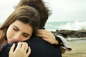 Hug Day 2023: पार्टनर को पहली बार हग करने में हो रही है हिचकिचाहट, इन बातों को ध्यान में रखकर गले लगाकर करें प्यार का इजहार