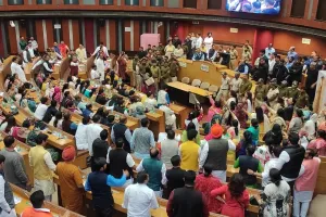 दिल्ली: MCD में चले लात-घूंसे, एक मत अवैध घोषित करने पर भड़का मामला 