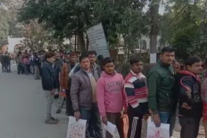 बरेली: चिटफंड कंपनियों के पीड़ित निवेशकों को रकम वापसी की आस, काउंटर पर लगीं लंबी लाइनें