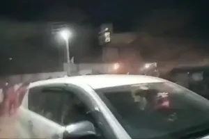 शिवसेना की शिव संवाद यात्रा के दौरान आदित्य ठाकरे के काफिले पर पथराव