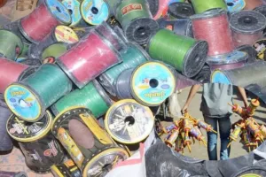 पीलीभीत : धड़ल्ले से बिक रहा प्रतिबंधित चाइनीज मांझा, चपेट में आने से युवक की गर्दन कटी 