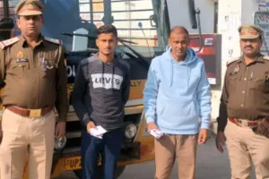 बरेली: स्कूल की बस से कर रहे थे बाप-बेटे स्मैक तस्करी, पुलिस ने रंगे हाथ दबोचा