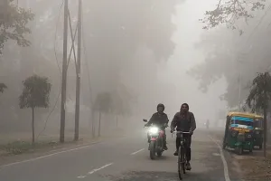 बरेली : कोहरे की चादर से ढका शहर, थमी वाहनों की रफ्तार