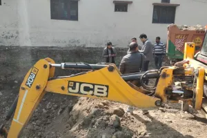 हल्द्वानीः दमुवाढूंगा में अवैध ढंग से खोदे बेसमेंट पर जुर्माना, जेसीबी सीज