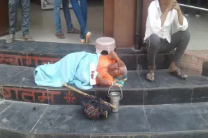 अयोध्या : वार्ड में भर्ती दिव्यांग महिला को सीढ़ियों पर लिटाया, जिला अस्पताल में तैनात स्टाफ की लापरवाही आई सामने