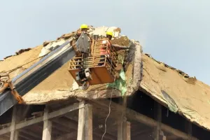 मेरठ: मजदूरों का होगा इंश्योरेंस, झुके हुए बिल्डिंग का हिस्सा गिराने में जुटे मजदूर
