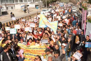 हल्द्वानीः पुरानी पेंशन योजना बहाली करने की मांग को लेकर गरजे सैकड़ों कर्मचारी