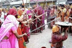 मथुरा: ग्वालिनों की पग भरी लाठियां खाकर मुग्ध हुए ग्वाले