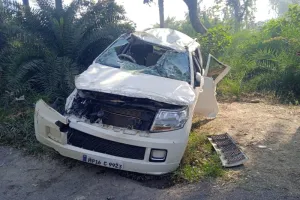 महोबा : चार पहिया वाहन पलटने से एक की मौत, छह बाराती घायल 