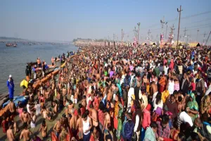 प्रयागराज : माघी पूर्णिमा स्नान पर संगम में आस्था का रेला, 50 लाख श्रद्धालुओं ने लगाई डुबकी