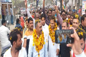 अयोध्या : पदयात्रा के जरिए जनता से संवाद कर रहे सांसद 