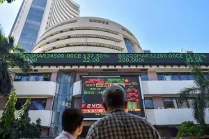 कमजोर वैश्विक बाजार रुझानों और विदेशी कोष की निकासी से शेयर बाजार में गिरावट