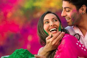 शादी के बाद मना रहे हैं अपनी पहली होली, इन रोमांटिक तरीकों को अपनाकर अपने फेस्टिवल को बनाएं यादगार
