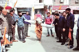 गदरपुरः श्रीरामचरितमानस पर दिए बयान से भड़के हिंदूवादी संगठन, पूर्व मंत्री स्वामी प्रसाद मौर्य का फूंका पुतला 