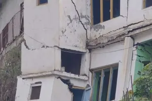 अब जम्मू कश्मीर के डोडा में कई घरों में आई दरारें, 19 परिवारों को दूसरी जगह किया शिफ्ट