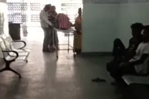 पीलीभीत : बीसलपुर सीएचसी में नहीं मिल रही व्हीलचेयर...स्ट्रेचर पर लेटाकर खुद ही ले जाना पड़ रहा मरीज